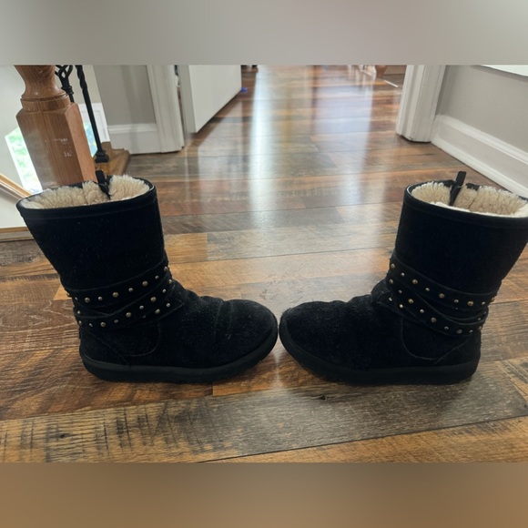 Ugg Australia Girls y5 Studded “Clovis” Boots. Black. - Picture 3 of 10